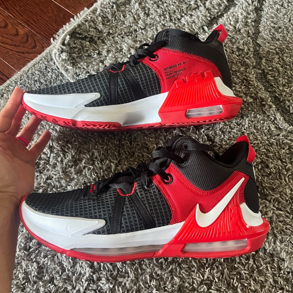 Men’s NIKE WITNESS VII Performance Basketball Shoes